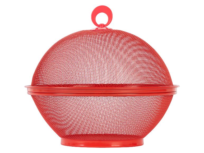 Corbeille et cloche à salade rouges en métal ajouré.