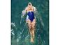 Vrouw in donkerblauwe badpak zwemmend in turkoois water.
