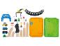 Een speelgoedset met trein, rails, voertuigen en bouwaccessoires.