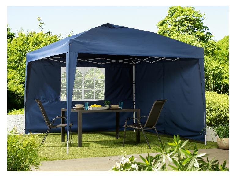 Een blauwe partytent met een tafel en stoelen in een tuin.