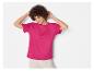 Une femme porte un t-shirt rose.