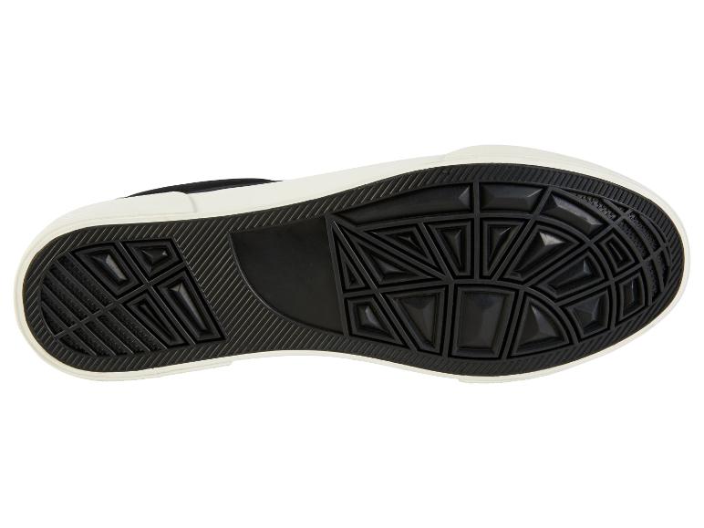 Semelles de chaussures noires et blanches.