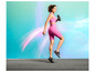 Vrouw in roze sportkleding, springt en houdt een waterfles vast