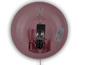 Een roze lampenkap met een fitting en een gloeilamp.