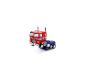 Rode en blauwe Optimus Prime speelgoedtruck op een witte achtergrond.
