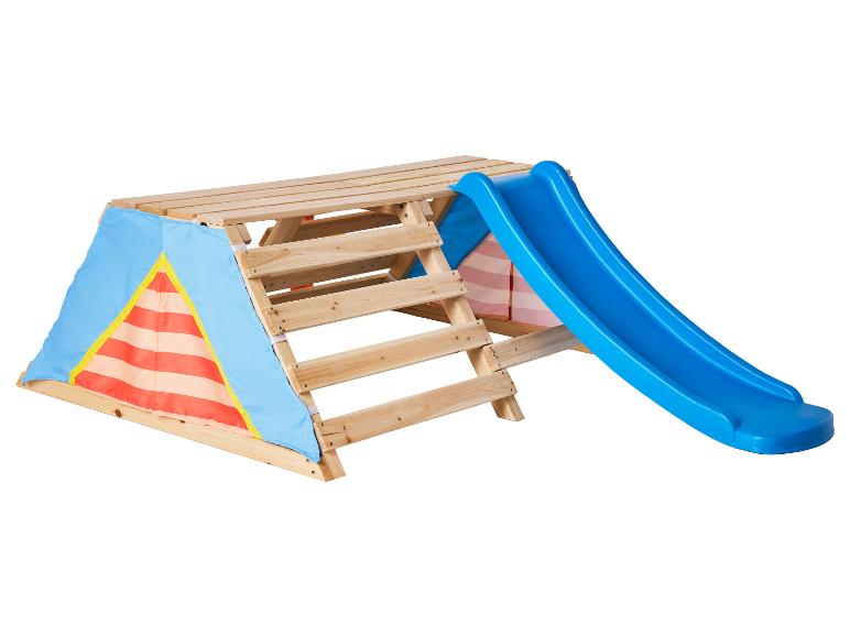 Structure d'escalade en bois avec toboggan bleu et tissu de tente coloré.