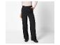 Pantalon noir plissé pour femme et chemisier beige, associés à des mocassins noirs