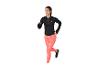Femme en haut de course noir à manches longues et leggings roses à motifs en train de courir.