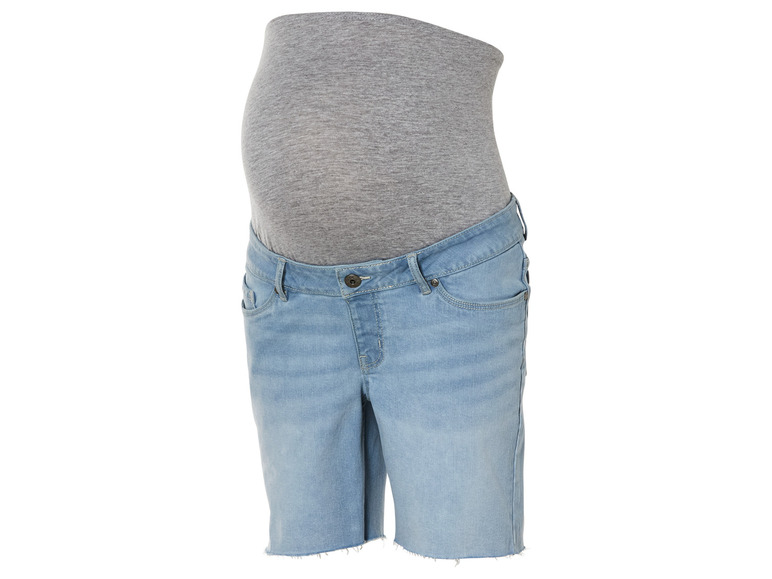 Shorts en jean bleu clair avec un haut gris pour femmes enceintes.