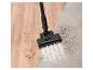 Aspirateur nettoyant la saleté d'un parquet et d'un tapis