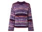 Un pull rayé violet à manches longues.