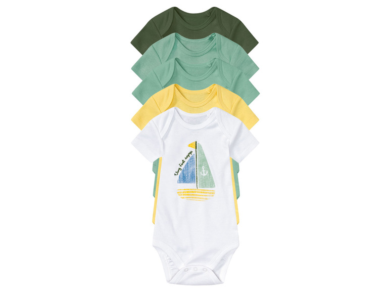 Ensemble de cinq bodies bébé à manches courtes en différentes couleurs, avec un imprimé de bateau.