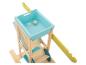Ensemble de jeu en bois pour l'eau et le sable avec des bacs bleus et un accessoire jaune.