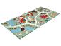 Tapis de jeu pour enfants sur le thème de la ferme avec routes, maisons, animaux et tracteur.