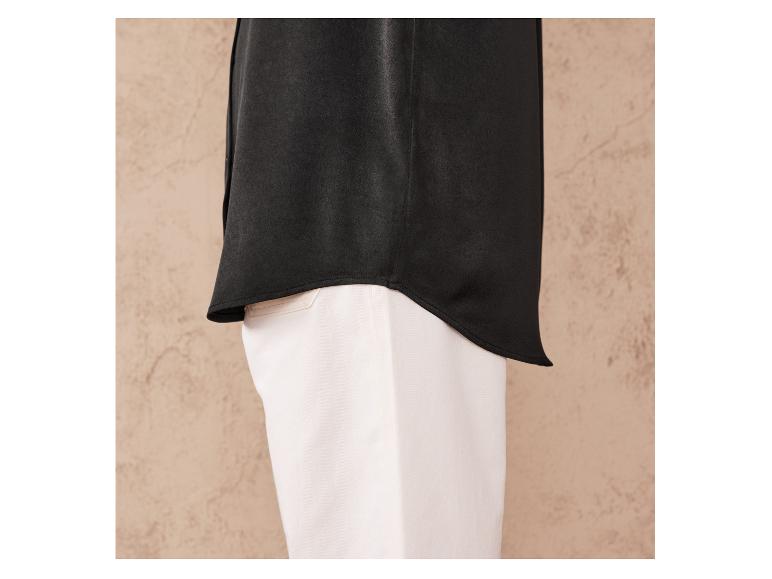 Zwart overhemd met witte broek.