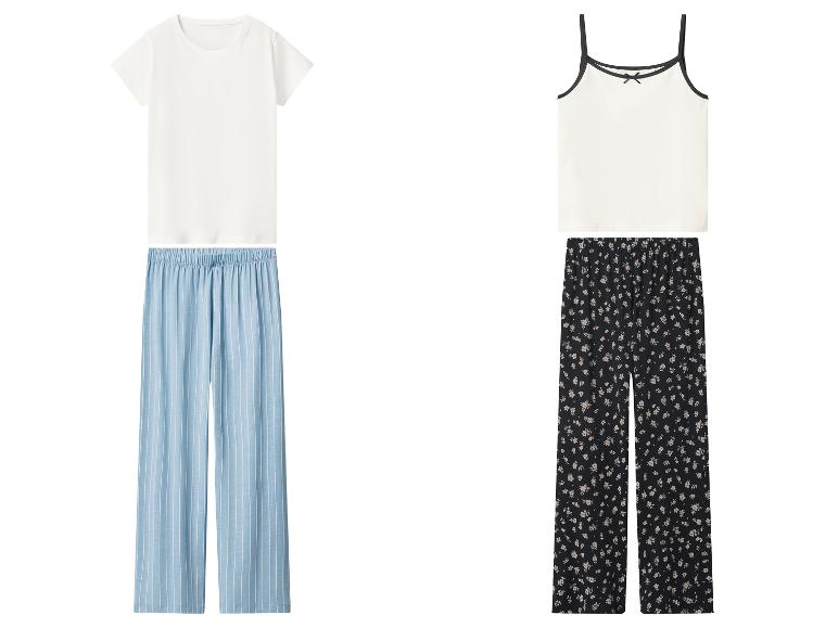 Pyjama femme : t-shirt blanc avec pantalon rayé bleu et débardeur blanc avec pantalon fleuri noir.