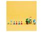 Jouets de construction avec moto verte, figurine bleue, cônes et banane sur fond jaune.