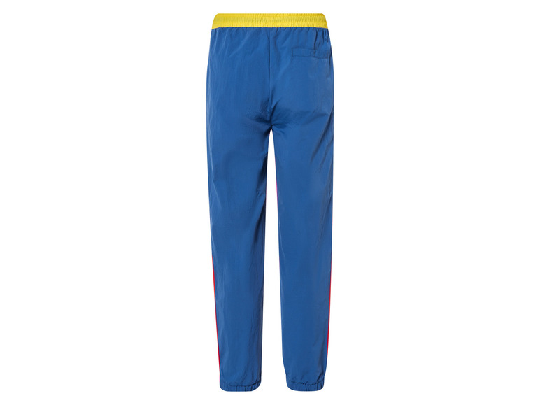 Blauwe joggingbroek met gele tailleband en rode strepen.