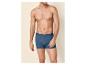 Homme torse nu en caleçon boxer en coton bleu.