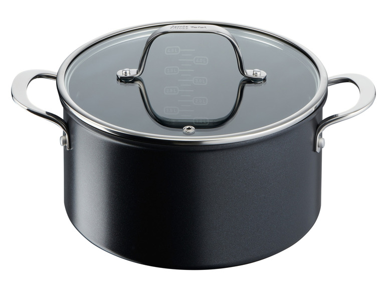 Une casserole noire avec un couvercle en verre de Jamie Oliver et Tefal.