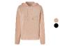 Un sweat à capuche rose à manches longues.