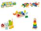 Houten speelgoed voor kinderen, waaronder puzzels, toren en vormensorteerder.