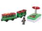 Ensemble de train jouet avec deux wagons verts et rouges, une télécommande et une figurine.