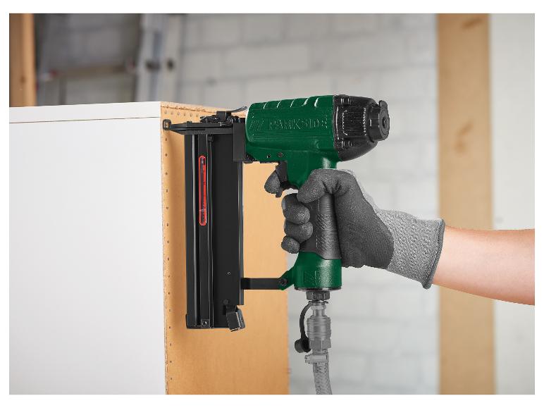 PARKSIDE pneumatisch nietpistool bevestigt een houten paneel.