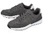 Paire de baskets grises pour hommes avec semelles blanches et bleu foncé.