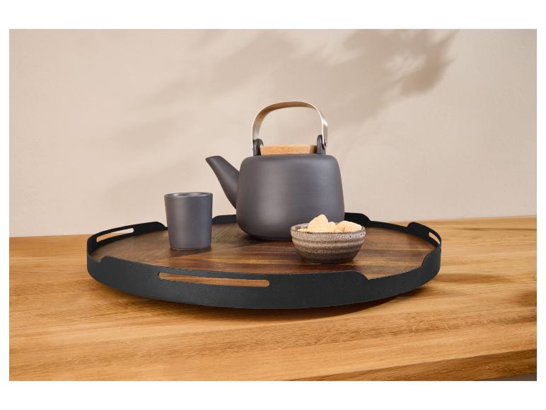 Plateau en bois avec théière en céramique foncée, tasse et sucrier.