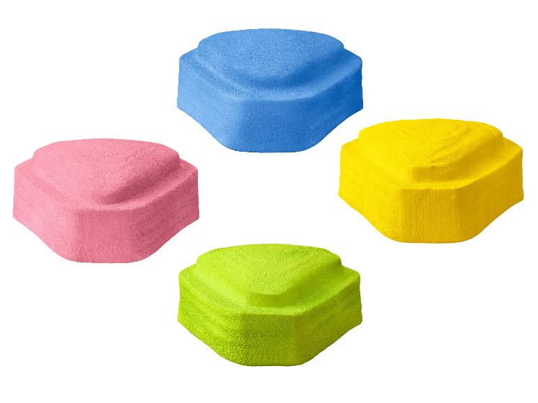 Vier kleurrijke bouwblokken in blauw, roze, geel en groen.