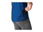 Man in blauw sportshirt met smartphone in de achterzak met rits.