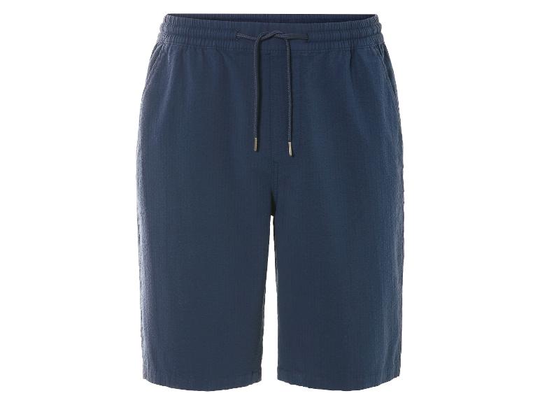Shorts en tissu bleu marine, style décontracté.