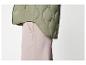 Veste matelassée vert clair pour femme et pantalon rose clair.