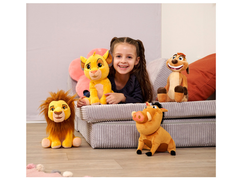 Een meisje met vier pluche dieren uit The Lion King: Simba, Pumbaa, Timon en Nala.