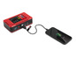 Een Ultimate Speed ​​powerbank laadt een smartphone op.
