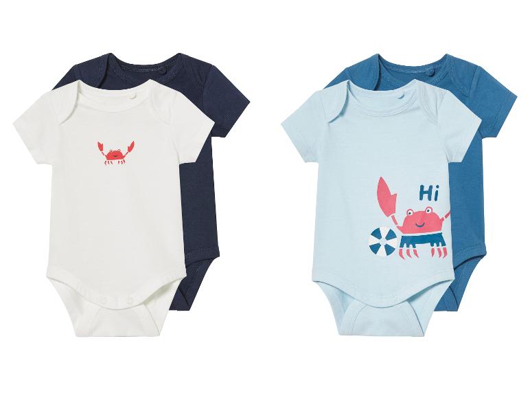 Twee baby-bodys, één wit en één lichtblauw, met kreeftenprint.