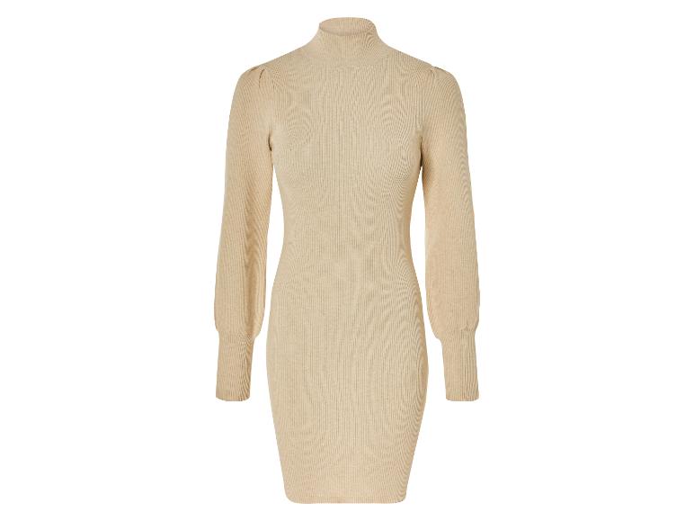 Robe en tricot beige à manches longues et col roulé.