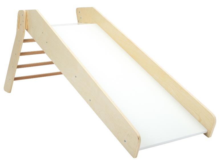 Un toboggan en bois avec un mur d'escalade pour enfants.