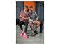 Deux personnes en tenue de sport et claquettes, assises sur un banc avec un tapis de yoga et une bouteille d'eau.