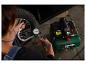 Een persoon die een autoband oppompt met een Parkside compressor.