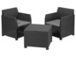 Deux chaises en osier noires avec des coussins gris et une table assortie.
