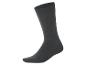 Une chaussette gris foncé, debout verticalement sur un fond blanc.