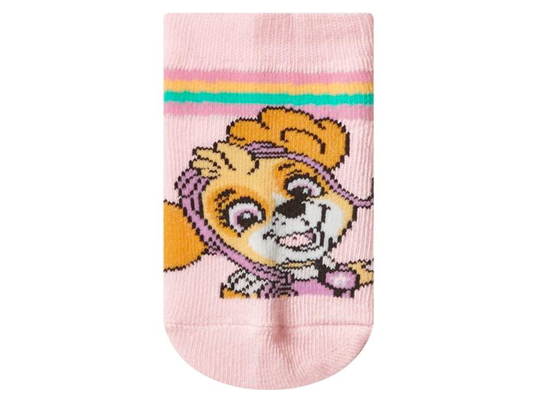 Chaussette enfant rose avec un motif de chiot et des rayures colorées.