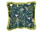 Een vierkant kussen met een donkergroene jungleprint met apen, roze bloemen en groene franjes.