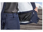 Een donkerblauw jack met een zwarte binnenzak en bijpassende broek.