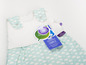Un sac de couchage bleu avec des nuages blancs de Träumeland pour bébés.
