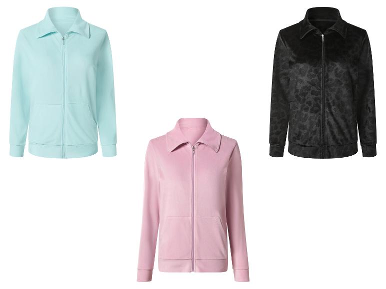 Drie velours trainingsjacks: lichtblauw, roze en zwart met patroon.