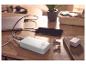 Batterie externe chargeant un téléphone et un ordinateur portable, avec des écouteurs sans fil sur un bureau.