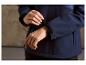 Gros plan sur la manche d'une veste softshell bleu marine.